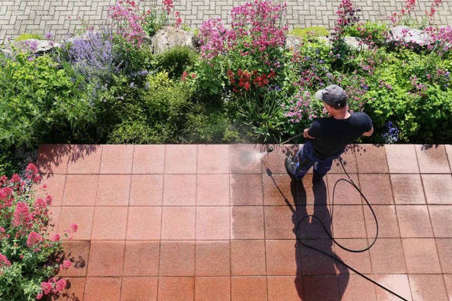 Reinigung einer Terrassenfläche